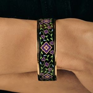 Beautiful bangle, new in the box. Dimension is 6.5mm. Genuine enamel